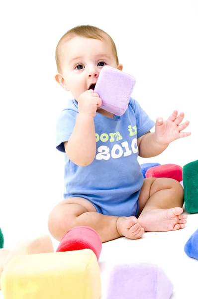 Schattige baby met speelgoed — Stockfoto