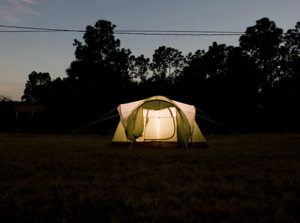 夜にテントを張って — ストック写真