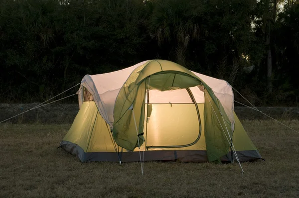Glühendes Zelt in der Nacht — Stockfoto