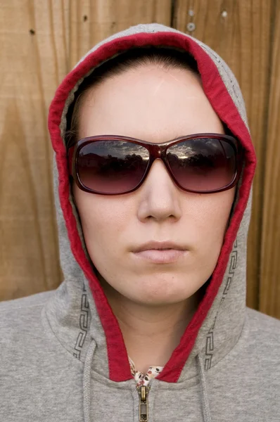 Kvinna med hoodie och nyanser — Stockfoto