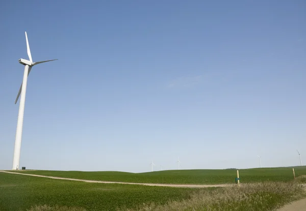 Vindkraftverk på sojabönor gröda — Stockfoto