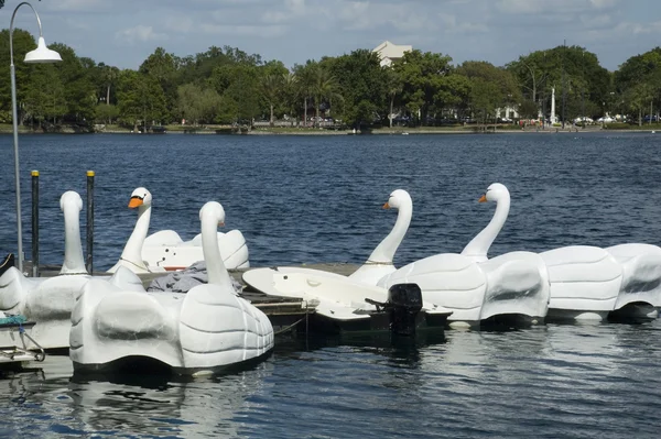 Barcos de cisne en el lago Eola Park — Foto de Stock