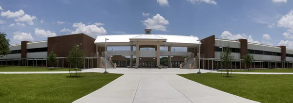 Panorama av high school campus — Stockfoto