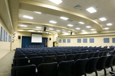 Orta okulu konferans salonu