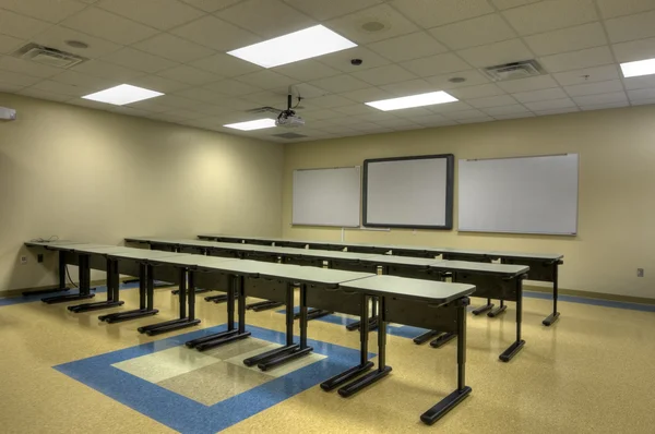 Пустой класс в средней школе — стоковое фото