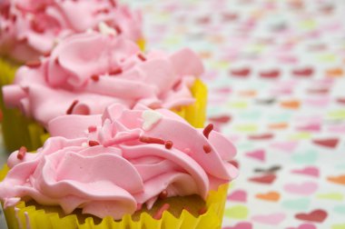 pembe bir arka plan üzerinde cupcakes.