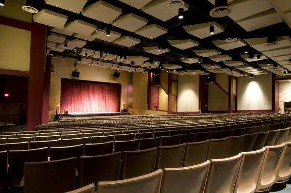 Auditorio con escenario rojo — Foto de Stock