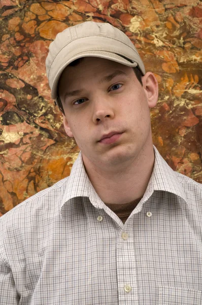 Het portret van een jonge man in hoed — Stockfoto