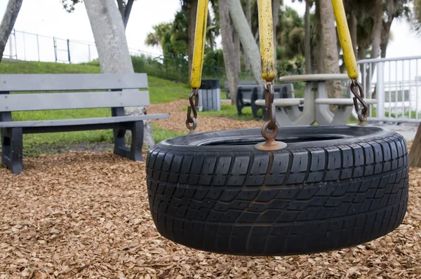 Vista do balanço do pneu no parque — Fotografia de Stock