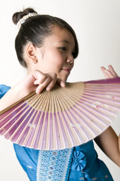 Asiatico ragazza ballare con fan — Foto Stock