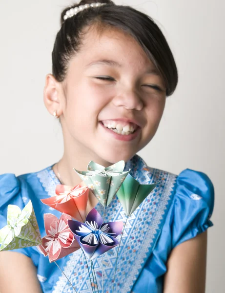 종이 접기 꽃과 아시아 소녀 — 스톡 사진