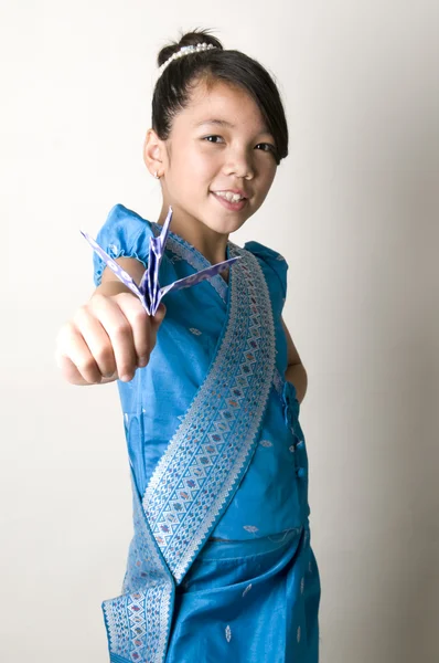 Asiatisk tjej håller origami crane — Stockfoto