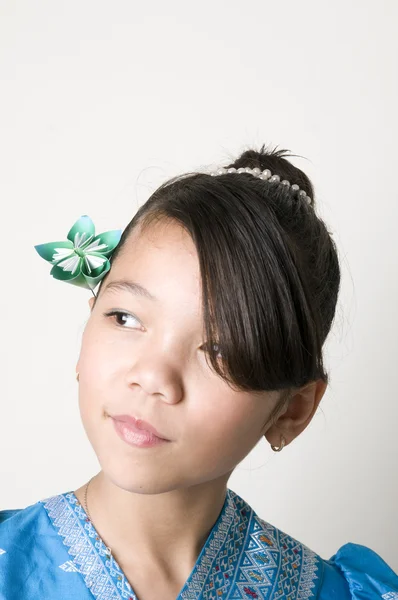 Asiatique fille avec origami fleur dans ses cheveux — Photo