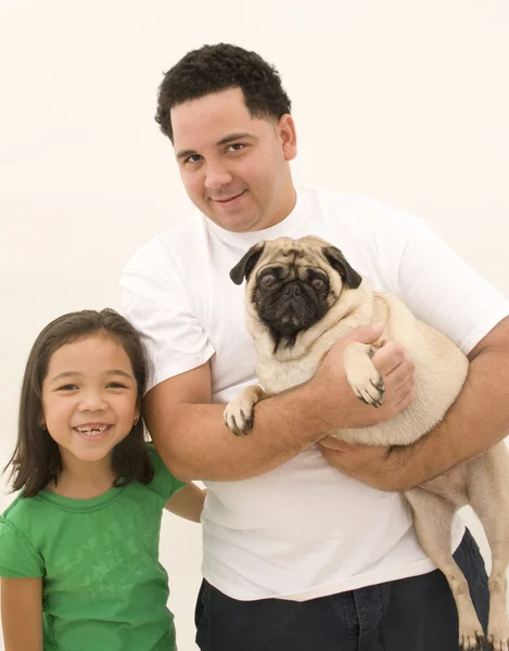 Ojciec, córka i ich pies — Zdjęcie stockowe