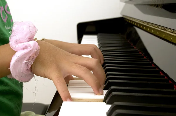 Miúdo a tocar piano — Fotografia de Stock