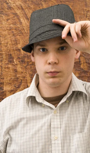 Νεαρός άνδρας και το καπέλο του — Φωτογραφία Αρχείου