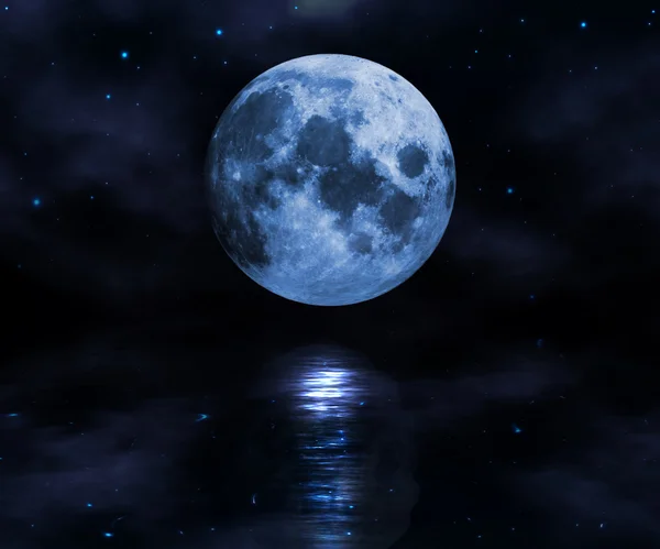 Луна над водой — стоковое фото