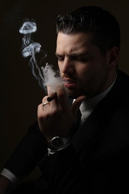 Sigara içen bir düşük anahtar portresi