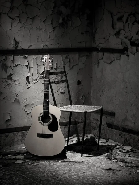 एक बेघर आदमी का गिटार — स्टॉक फ़ोटो, इमेज