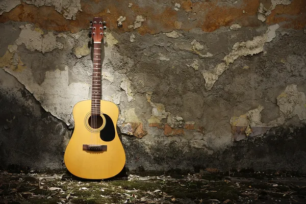 지저분한 벽에 어쿠스틱 기타 — 스톡 사진
