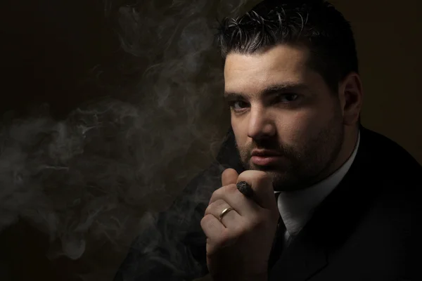 Låg nyckel porträtt av en rökare — Stockfoto