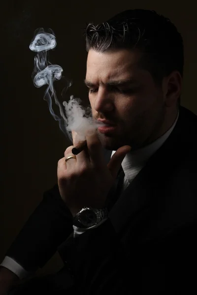 Baixo retrato chave de um fumante — Fotografia de Stock