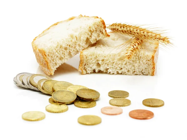 Moedas de euro e fatias de trança com espigas de cereais — Fotografia de Stock
