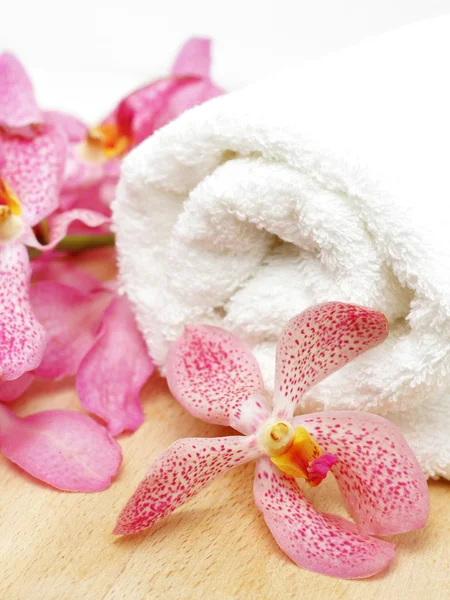 Toalha limpa e orquídea — Fotografia de Stock