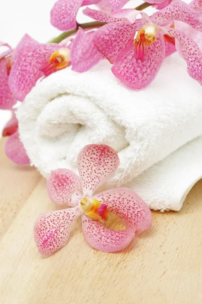 Temiz bir havlu ile orkide — Stok fotoğraf