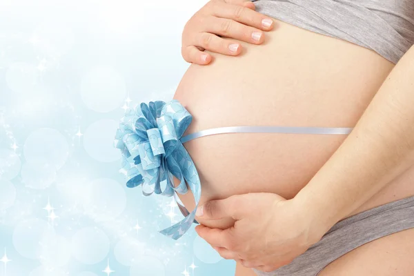 Pregnant woman embracing her belly — Stock Photo, Image