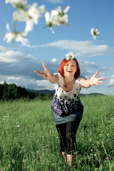 Young woman throwing daisies — Stock Photo, Image