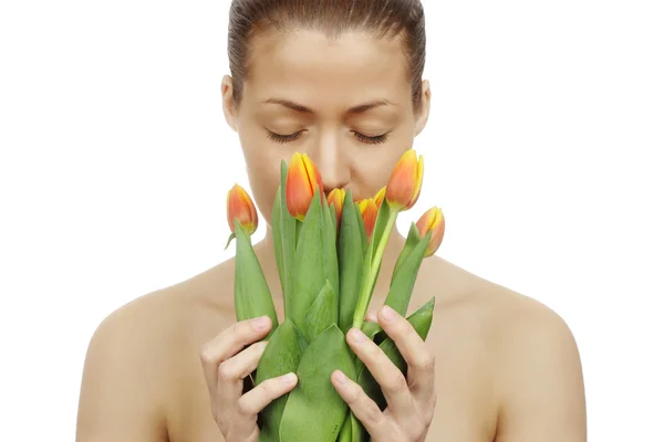 Bella giovane donna con tulipani — Foto Stock
