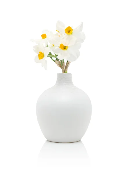 Bílých narcisů v váza — Stock fotografie