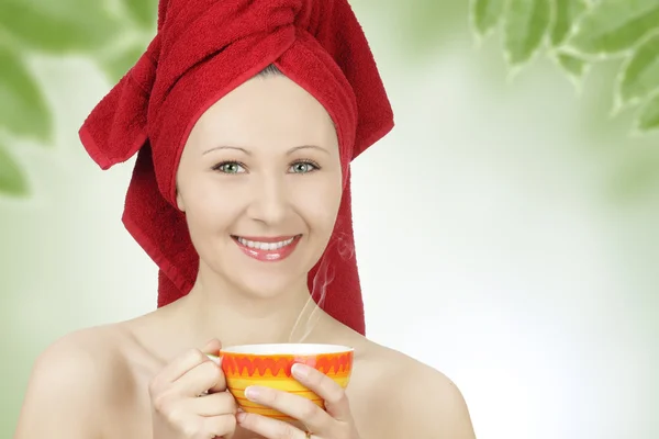 Young woman with towel drinking tea — Stock Photo, Image