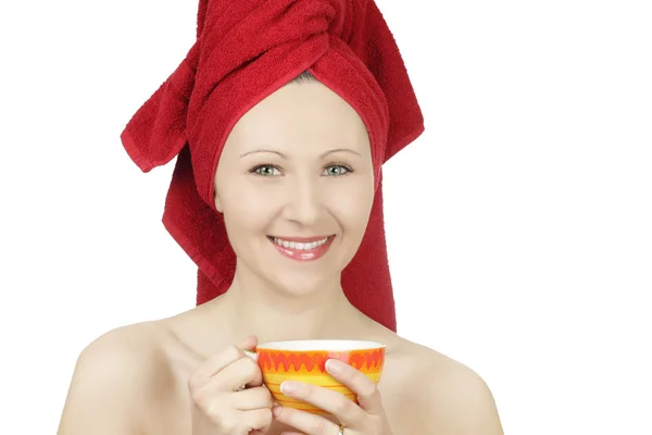 Молодая женщина с полотенцем пьет чай — стоковое фото