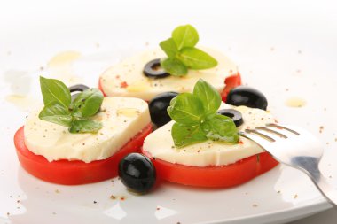 mozzarella ve fesleğen ile sunulan domates