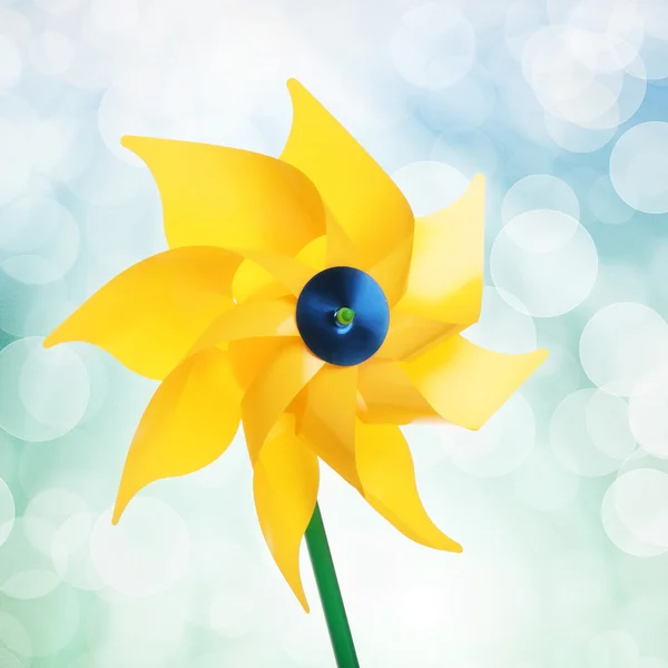 Brinquedo de pinwheel amarelo — Fotografia de Stock