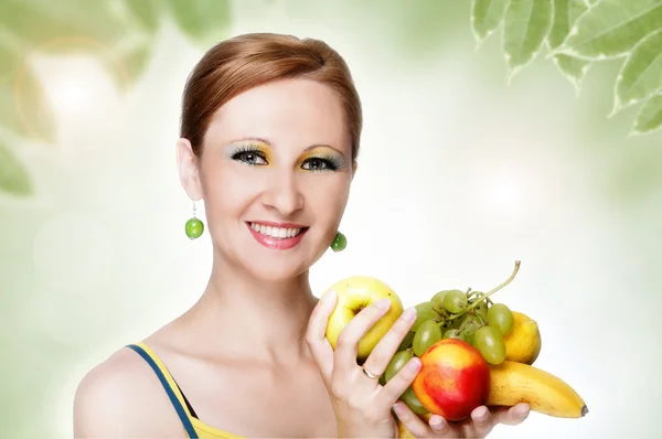 Jeune femme caucasienne tenant des fruits — Photo