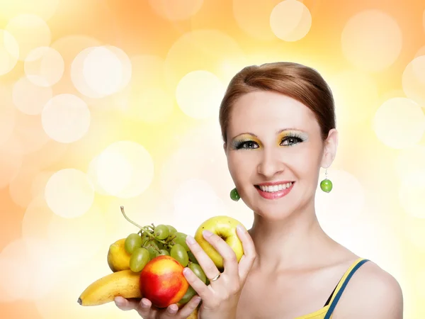 Молода біла жінка тримає фрукти — стокове фото