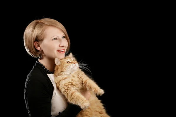 Mujer joven con su gato — Foto de Stock