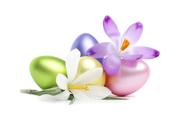 Œufs de Pâques aux fleurs de crocus — Photo