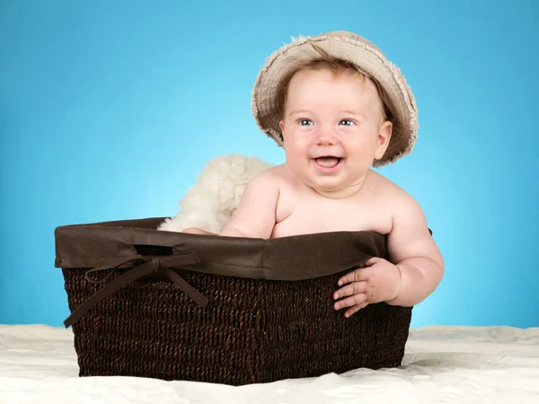 Bebê adorável em cesta de vime — Fotografia de Stock