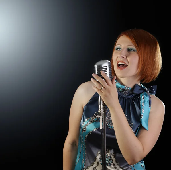 Retro Kızıl saçlı kadın şarkıcı — Stok fotoğraf
