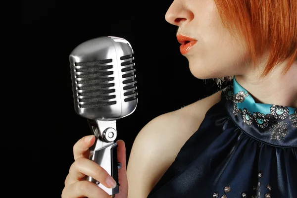 Ρετρό κοκκινομάλλα τραγουδίστρια — Φωτογραφία Αρχείου