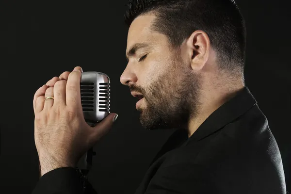 Porträt eines männlichen Sängers mit altmodischem Mikrofon — Stockfoto
