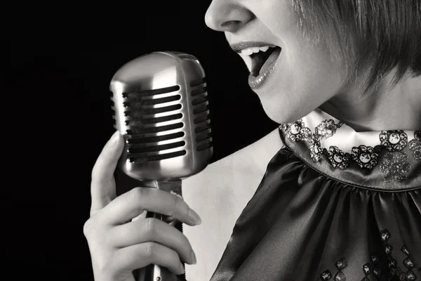 Retro Kızıl saçlı kadın şarkıcı — Stok fotoğraf