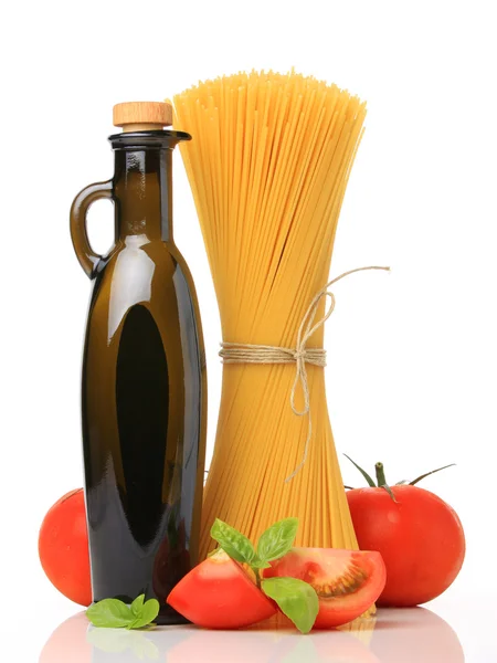 Italienska spaghetti, olja och tomater — Stockfoto