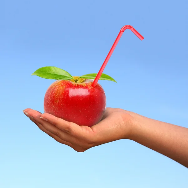 Jabłko z słomy w ręku — Zdjęcie stockowe