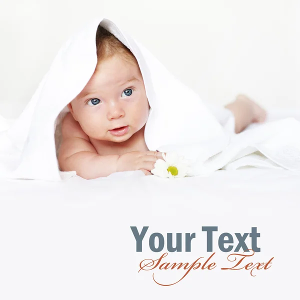 Schattige baby onder witte handdoek — Stockfoto