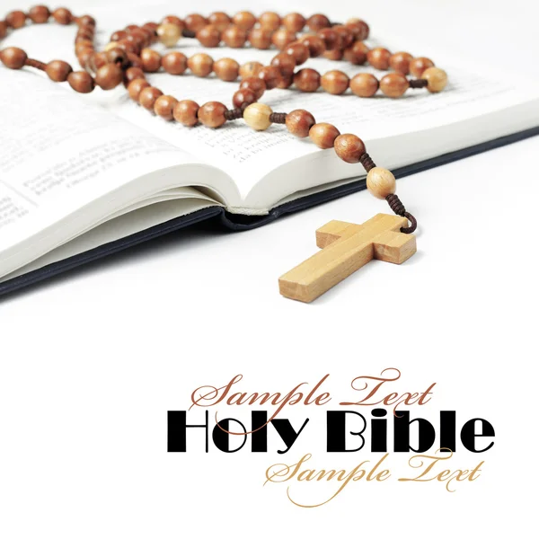 Bibbia con rosario — Foto Stock